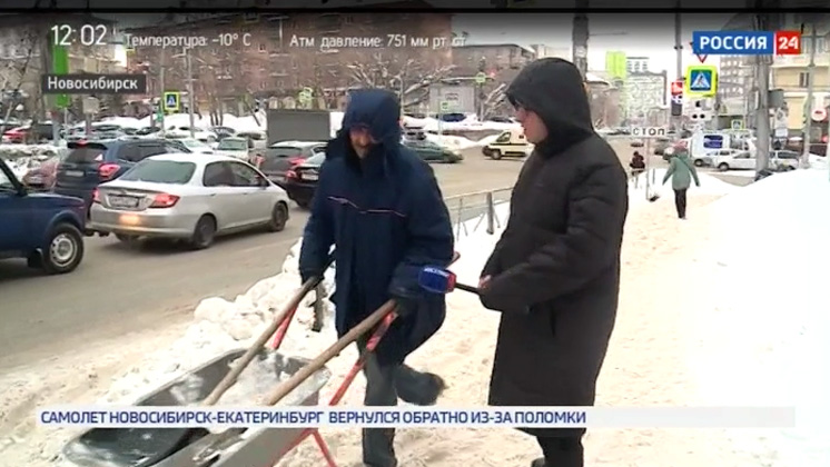 Коммунальщики пообещали расчистить от снега улицу в центре Новосибирска после репортажа «Вестей»