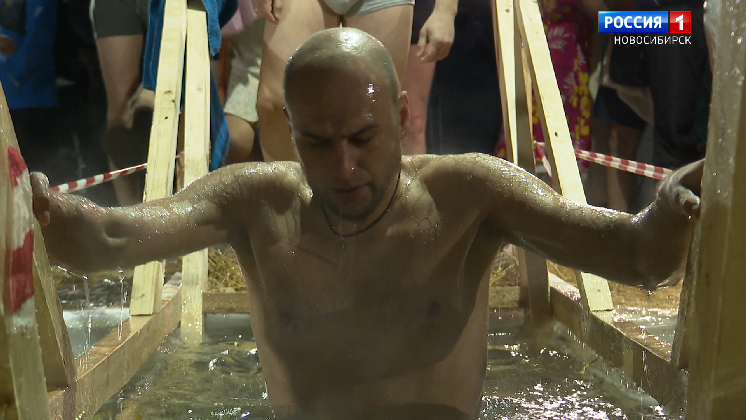 Тысячи новосибирцев искупались в ледяной воде на Крещение