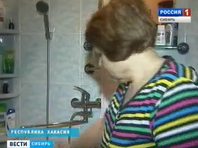 Жители Саяногорска столкнулись с коммунальной проблемой - ржавой водой из крана