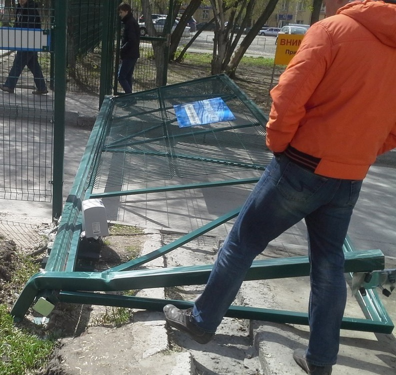 Женщина на машине снесла забор у гимназии №10