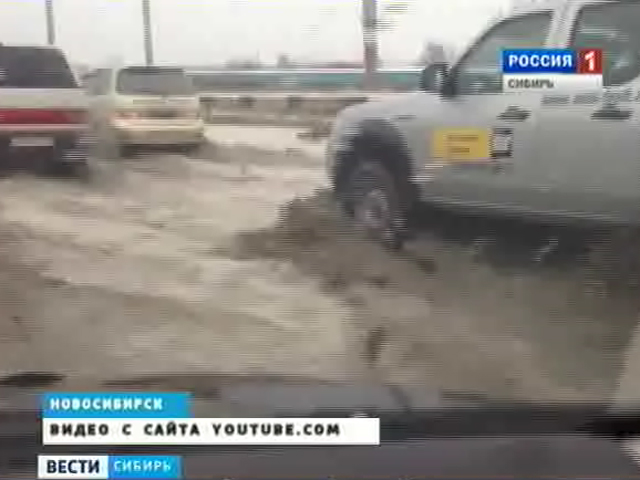 Резкое потепление превратило улицы Новосибирска в каналы