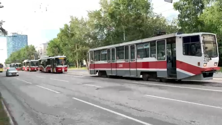 Авария заблокировала движение более 10 трамваев на левом берегу Новосибирска