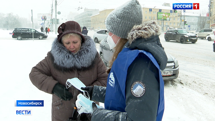 В ходе акции добровольцы раздали новосибирцам маски
