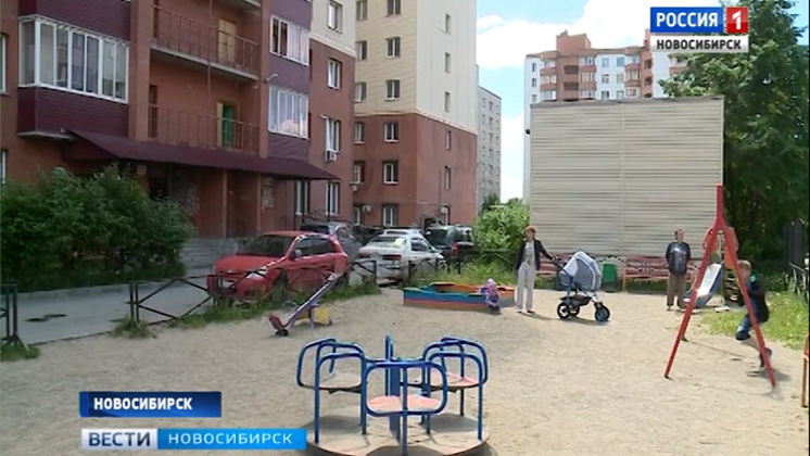 Детская площадка за деньги: двор многоэтажки в Новосибирске оказался на чужой территории