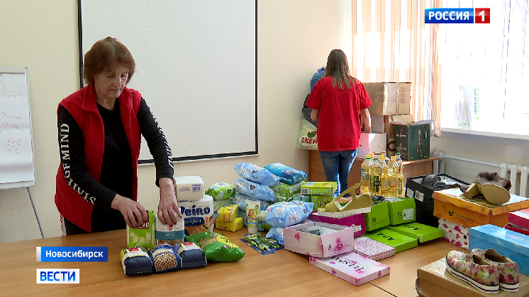 Волонтёры серебряного возраста помогают сортировать гуманитарную помощь для жителей Донбасса