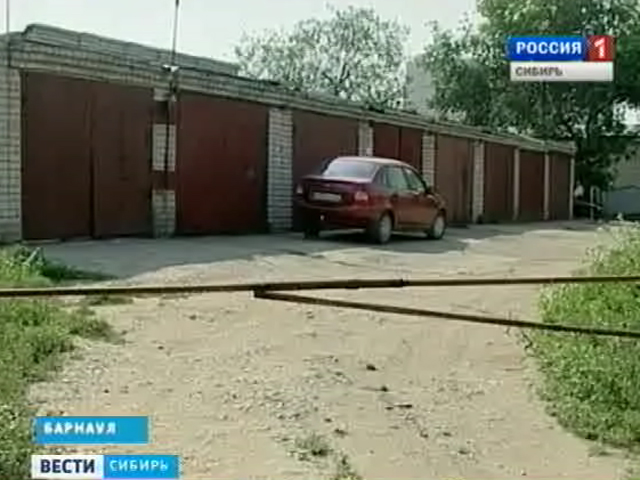 Барнаульским автомобилистам перегородили проезд к собственным гаражам
