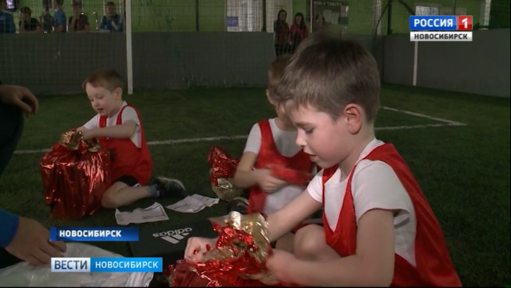 Трое юных новосибирцев получили подарки от футболистов сборной России