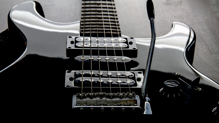 Новосибирец похитил электрогитару у знакомого после ссоры 