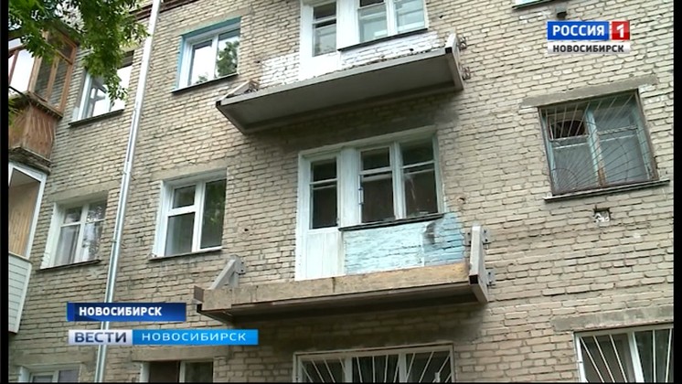 Жителей дома на улиц Путевой заставляют разобрать балконы для ремонта фасада