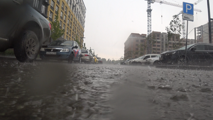 Жители Новосибирска жалуются на потопы после утреннего ливня