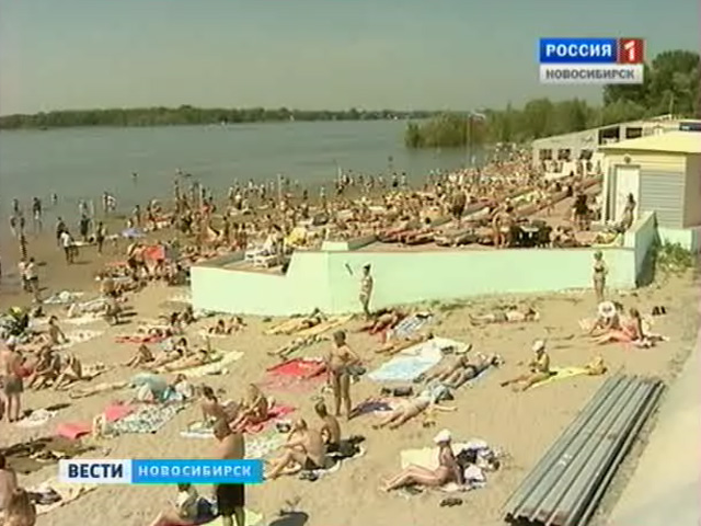 Из-за жары переполнены загородные трассы и пляжи Новосибирской области