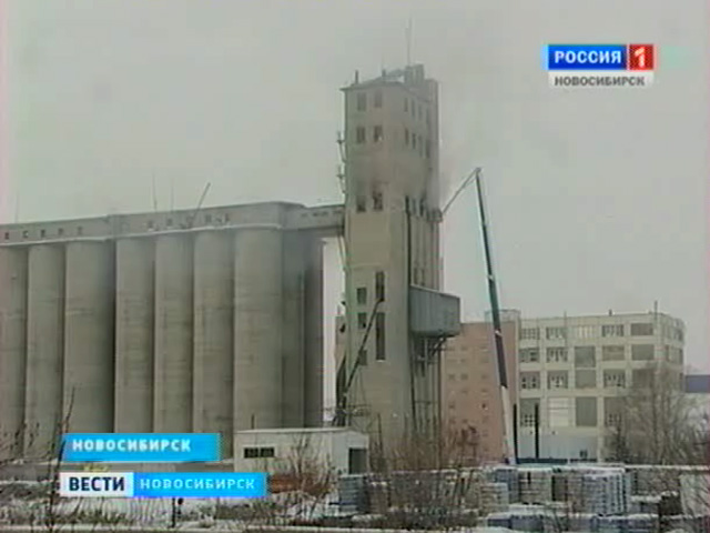 В Новосибирске загорелся элеватор на территории бывшего завода ВИНАП