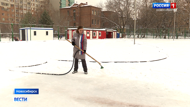 На катках и хоккейных коробках начали готовить лёд в Новосибирске