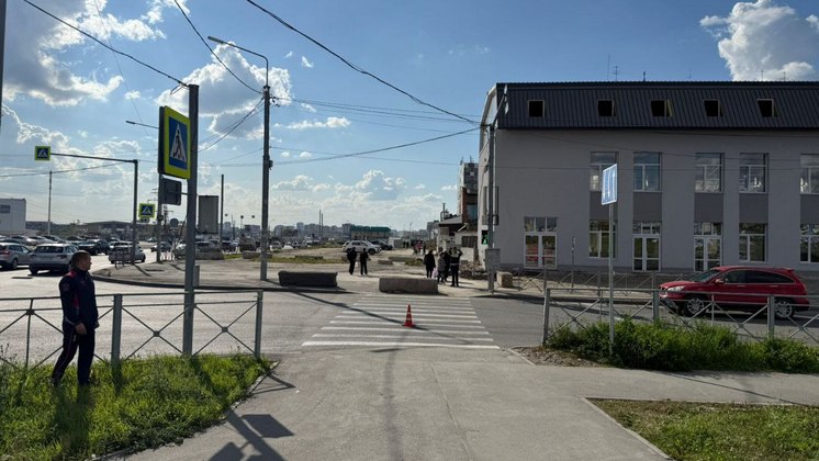 В Новосибирске машина сбила двоих подростков на велосипеде на «зебре»