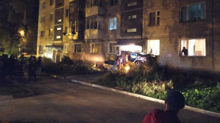 В Новосибирске машина врезалась в жилой дом