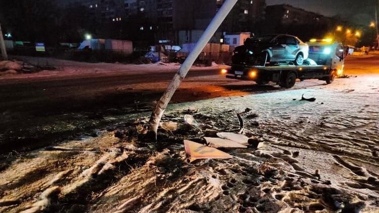 Два легковых автомобиля врезались в фонарные столбы в Новосибирске
