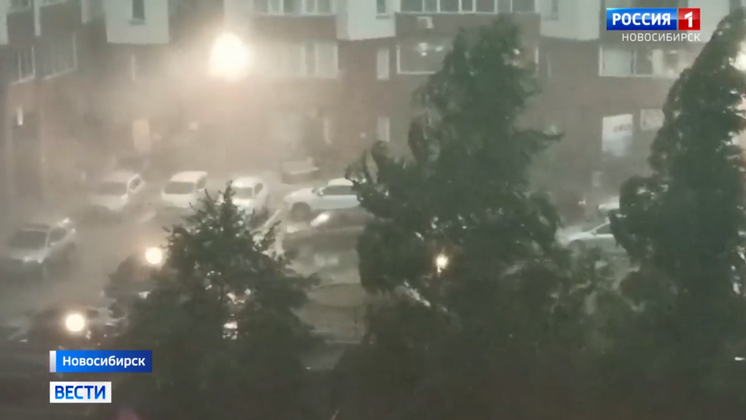 Новосибирск приходит в себя после мощного урагана с ливнем и градом