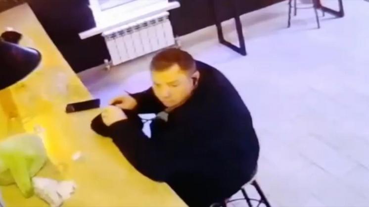 Мужчина украл оставленный без присмотра телефон со стойки в новосибирском баре