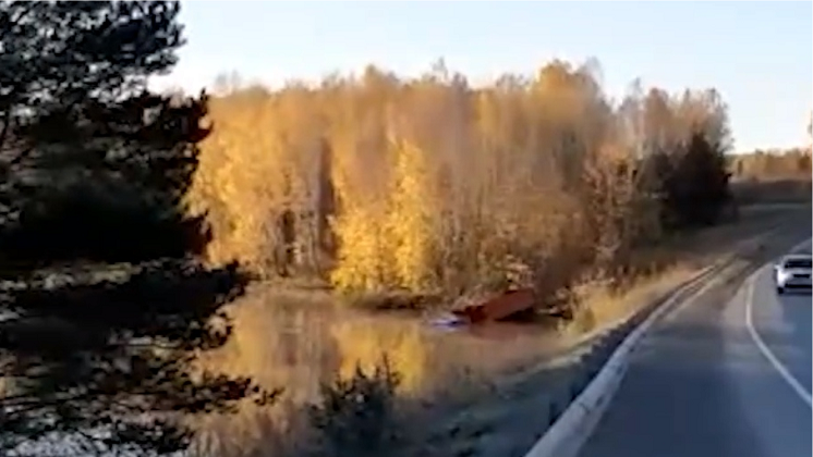 Грузовик упал в водоём в Новосибирской области