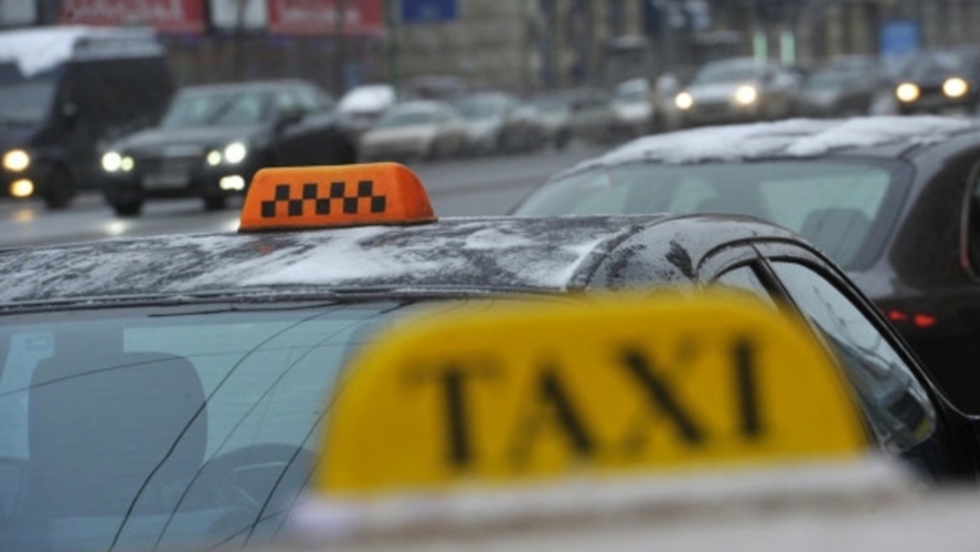 Под Новосибирском таксист обматерил ждавшую 40 минут клиентку и уехал