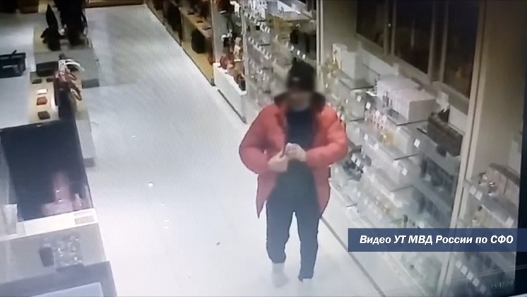 Похитителя духов из магазина аэропорта Толмачёво задержала полиция