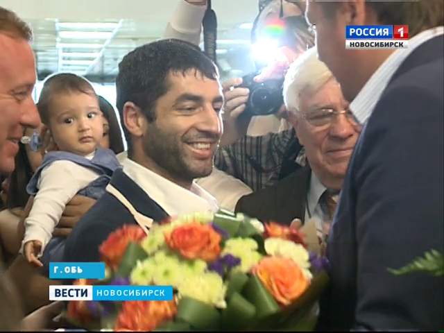 В Новосибирске встречают серебряного призера Олимпиады Мишу Алояна