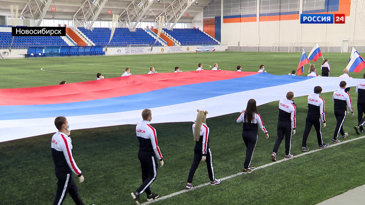 Огромный флаг пронесли в День России в Новосибирске
