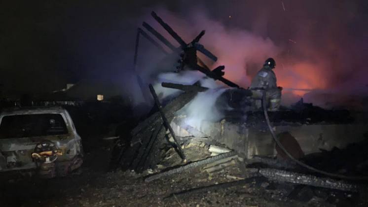 Под Новосибирском крупный пожар повредил три частных дома