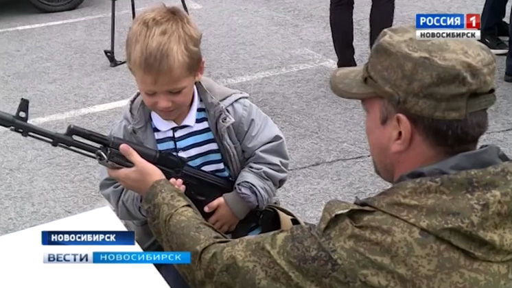 Новосибирским школьникам показали технику времен Великой Отечественной войны на уроке мужества