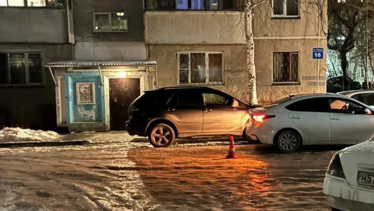 В Новосибирске автомобиль сбил восьмилетнего мальчика во дворе дома 