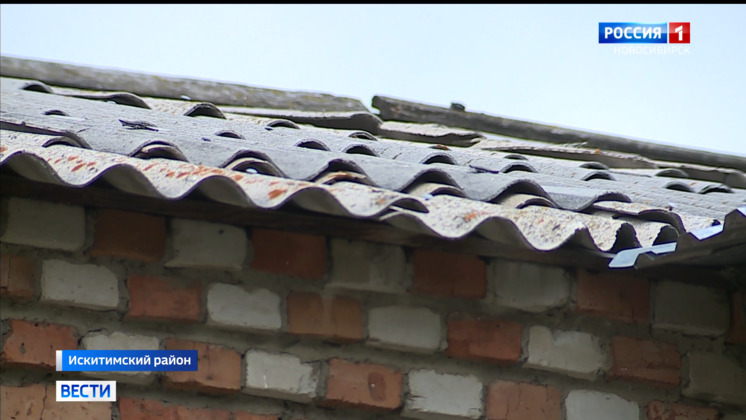 Протекает крыша и выпадают окна: как в новосибирских сельских школах спасаются от ветра и осадков