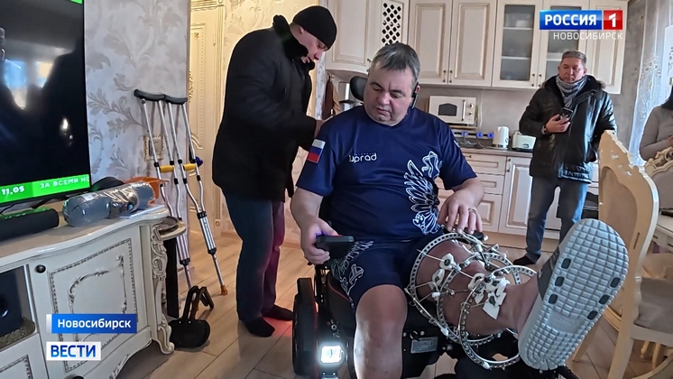 Раненному ветерану спецоперации из Новосибирска вручили новую электроколяску