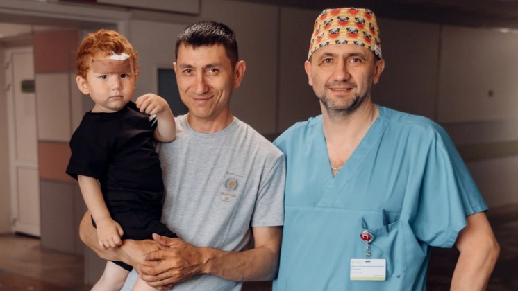 Новосибирские медики спасли двухлетнего малыша, которого лошадь лягнула в лицо