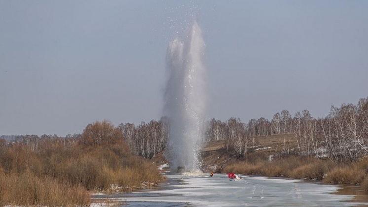 В Новосибирской области спасатели приступили к подрывам льда на реке Карасук