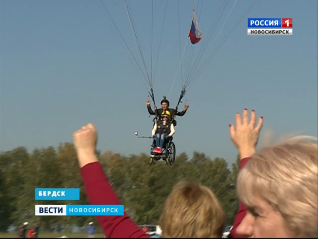Жительница Новосибирска в инвалидной коляске поднялась в небо на параплане