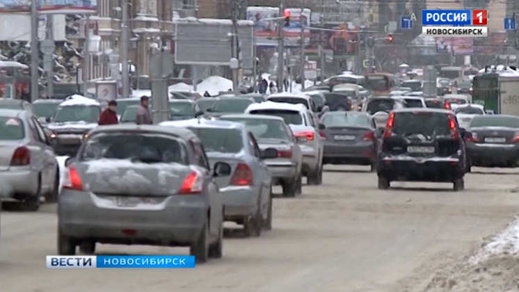 Снегопад и неработающие светофоры спровоцировали пробки на дорогах Новосибирска