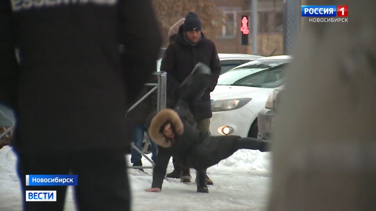 Убрать лед с опасных тротуаров в срочном порядке поручил губернатор Новосибирской области