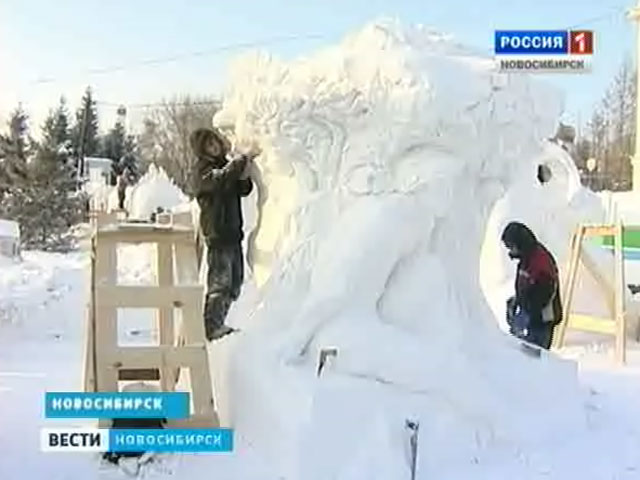 В центре Новосибирска выросла новая аллея из снежных скульптур