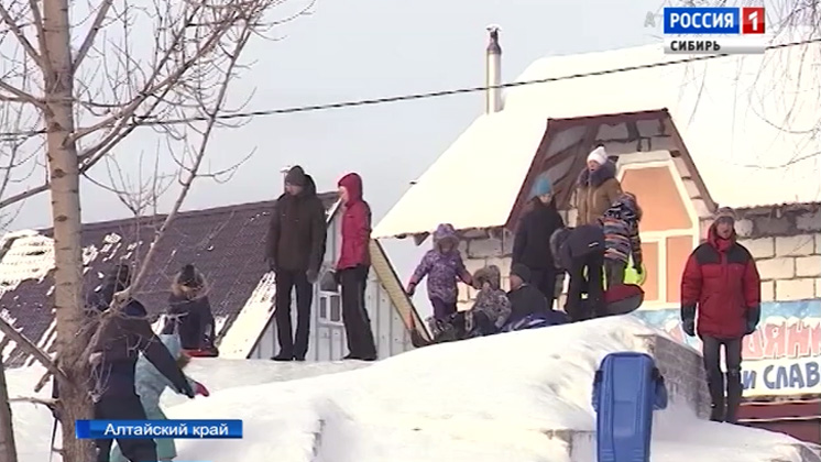 Пенсионер из Барнаула на собственные средства построил ледяную горку для всего города