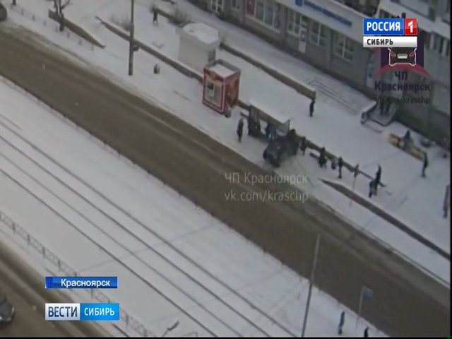 Иномарка врезалась в людей на остановке в Красноярске 