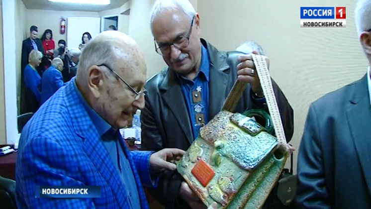 В благодарность за юмор: новосибирцы подарили Михаилу Жванецкому керамический портфель