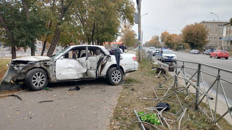 В Новосибирске 19-летний юноша на автомобиле врезался в забор и погиб
