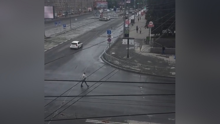 Мужчина прошёл по проезжей части мимо потока автомобилей в центре Новосибирска