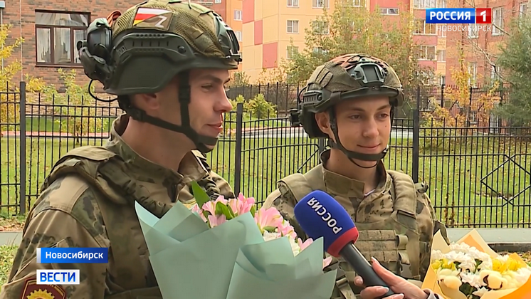 Новосибирские курсанты поздравили своих школьных учителей с праздником