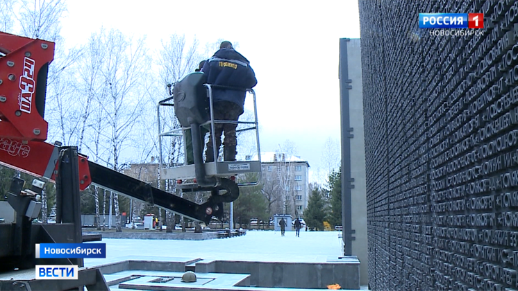 На Монументе Славы в Новосибирске начали исправлять ошибки в именах и фамилиях бойцов