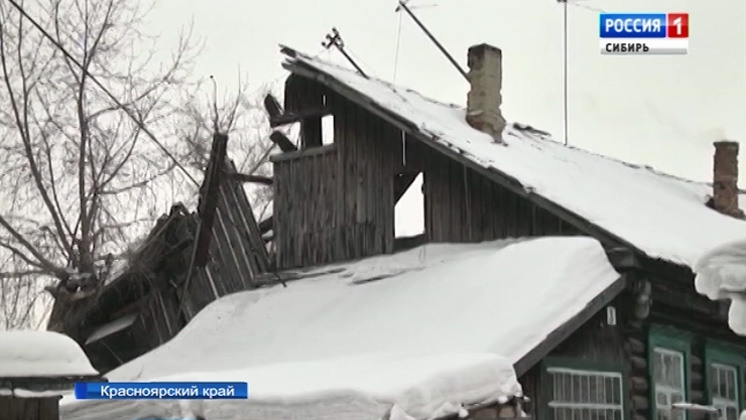 В красноярском Канске под тяжестью снега рухнула крыша жилого дома
