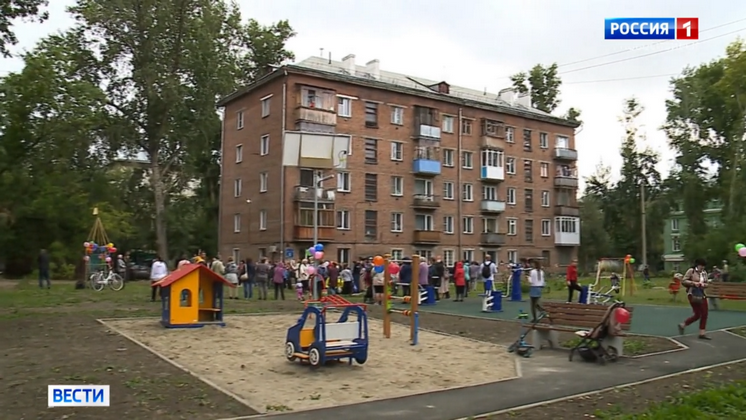 Благоустройство нескольких дворов закончили в Ленинском районе Новосибирска
