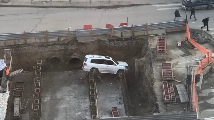 Lexus влетел в раскопанную теплотрассу в Новосибирске