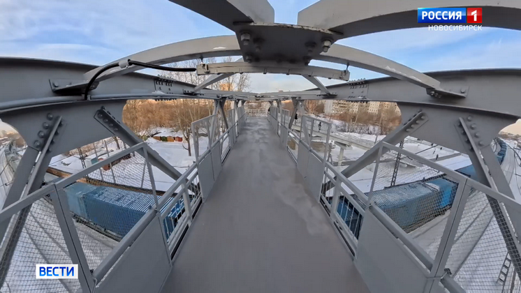 Два района Новосибирска связал новый пешеходный мост над железной дорогой