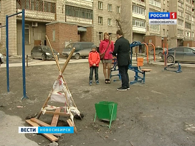 Новосибирский школьник провалился в яму рядом с детской площадкой